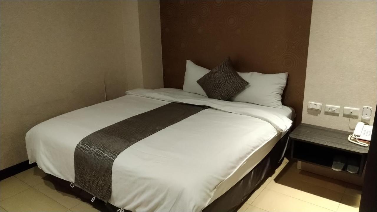 Boston Plus Hotel Città di Chiayi Esterno foto