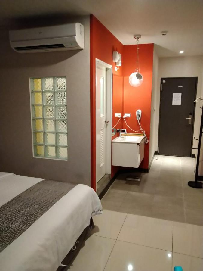 Boston Plus Hotel Città di Chiayi Esterno foto