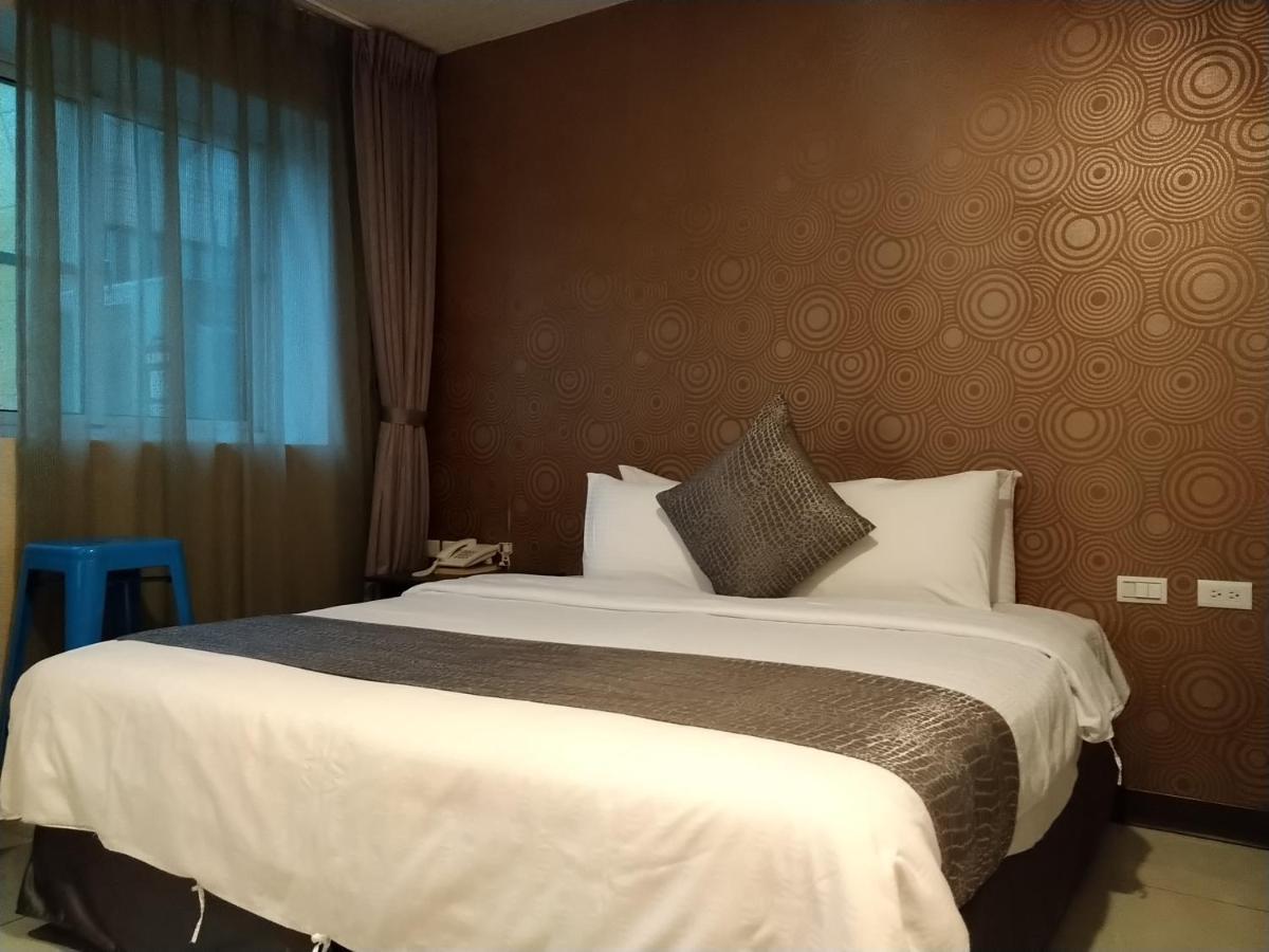 Boston Plus Hotel Città di Chiayi Esterno foto