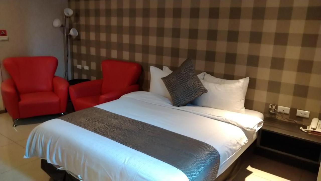 Boston Plus Hotel Città di Chiayi Esterno foto