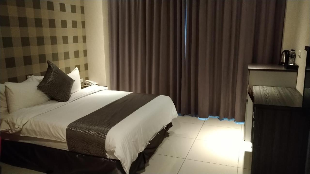 Boston Plus Hotel Città di Chiayi Esterno foto