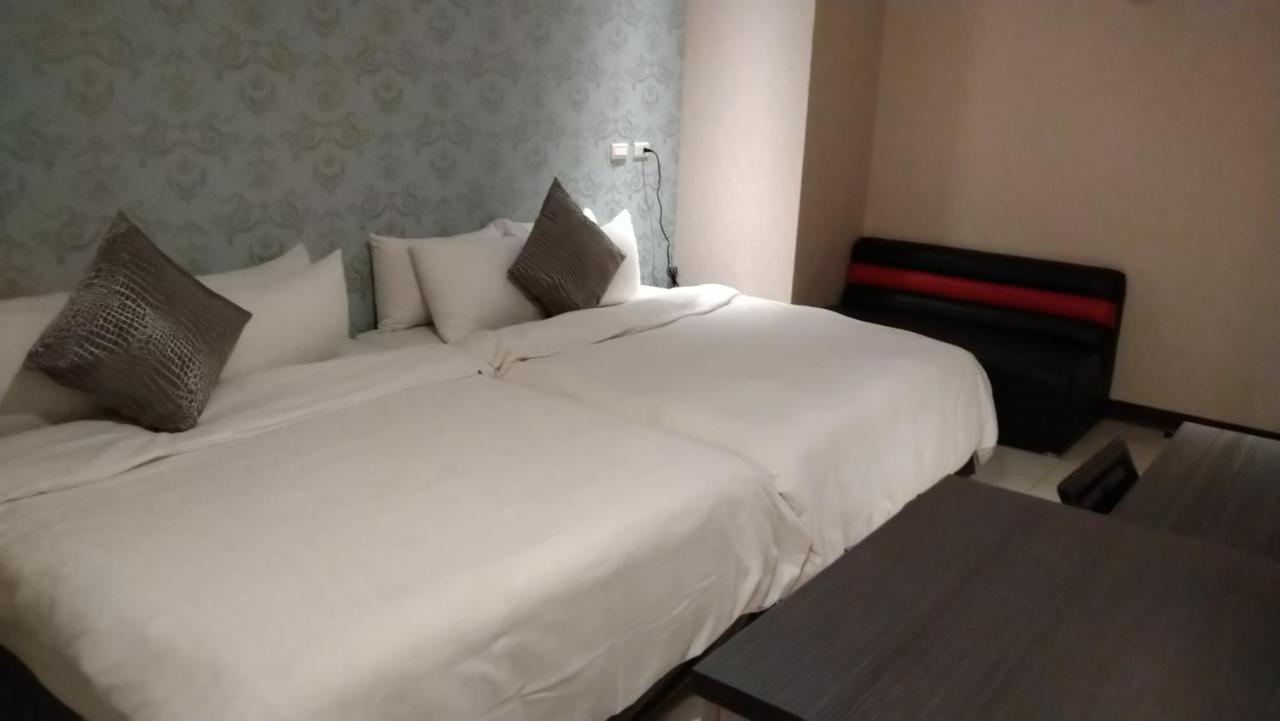 Boston Plus Hotel Città di Chiayi Esterno foto