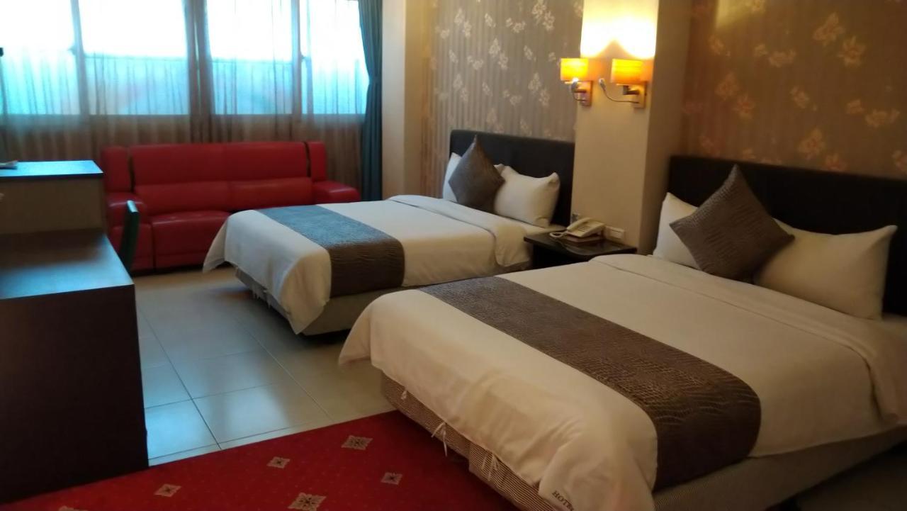 Boston Plus Hotel Città di Chiayi Esterno foto