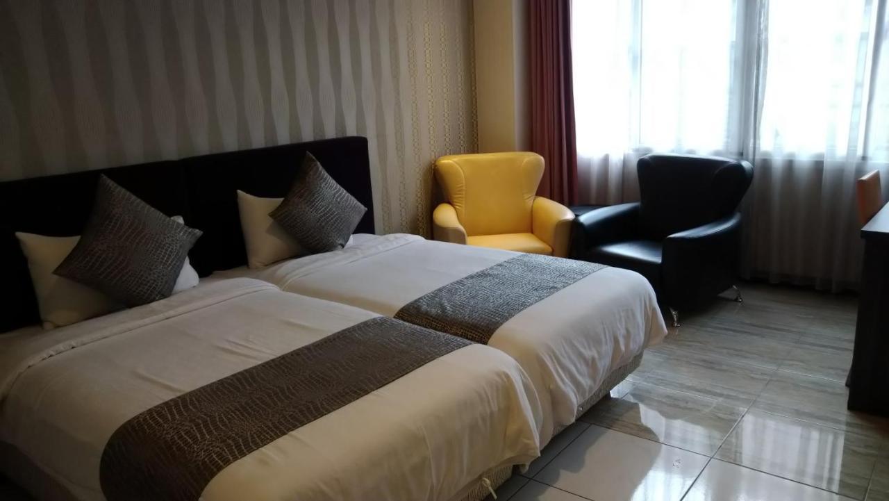 Boston Plus Hotel Città di Chiayi Esterno foto
