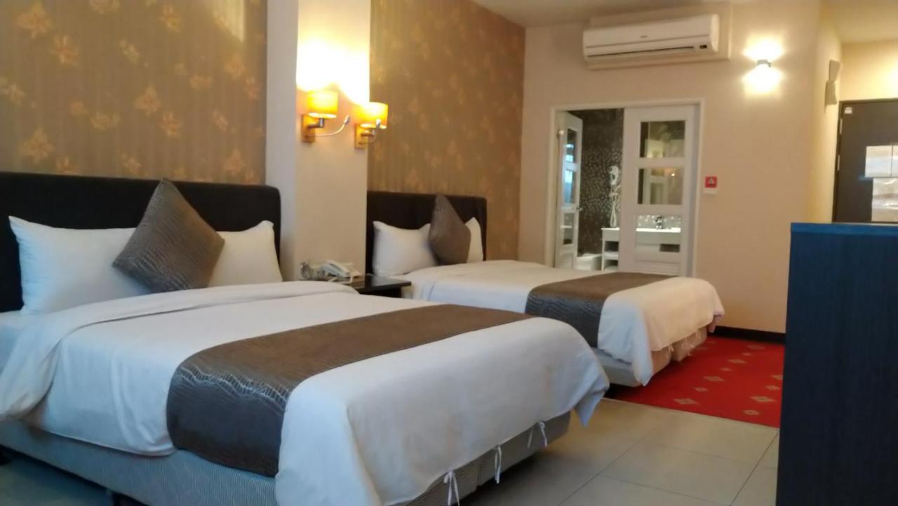 Boston Plus Hotel Città di Chiayi Esterno foto