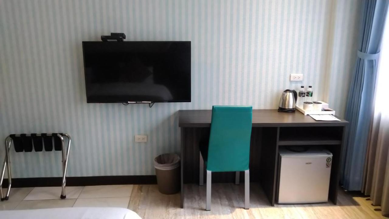 Boston Plus Hotel Città di Chiayi Esterno foto