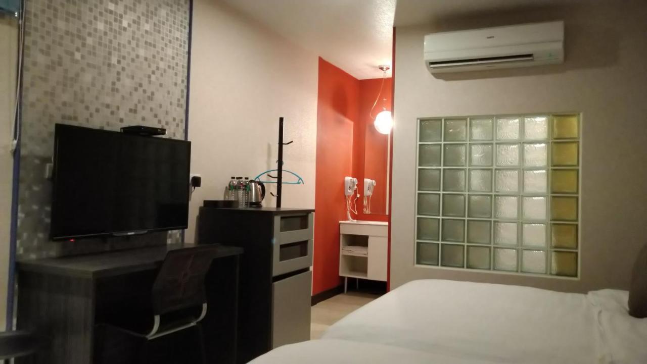 Boston Plus Hotel Città di Chiayi Esterno foto